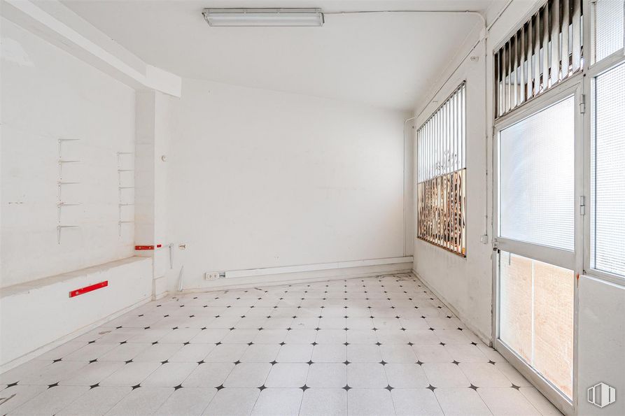 Local en venta en Avenida Federico Rubio y Galí, Tetuán, Madrid, 28039 con lámpara, persiana de la ventana, accesorio, ventana, edificio, madera, interiorismo, hall, suelos y suelo alrededor