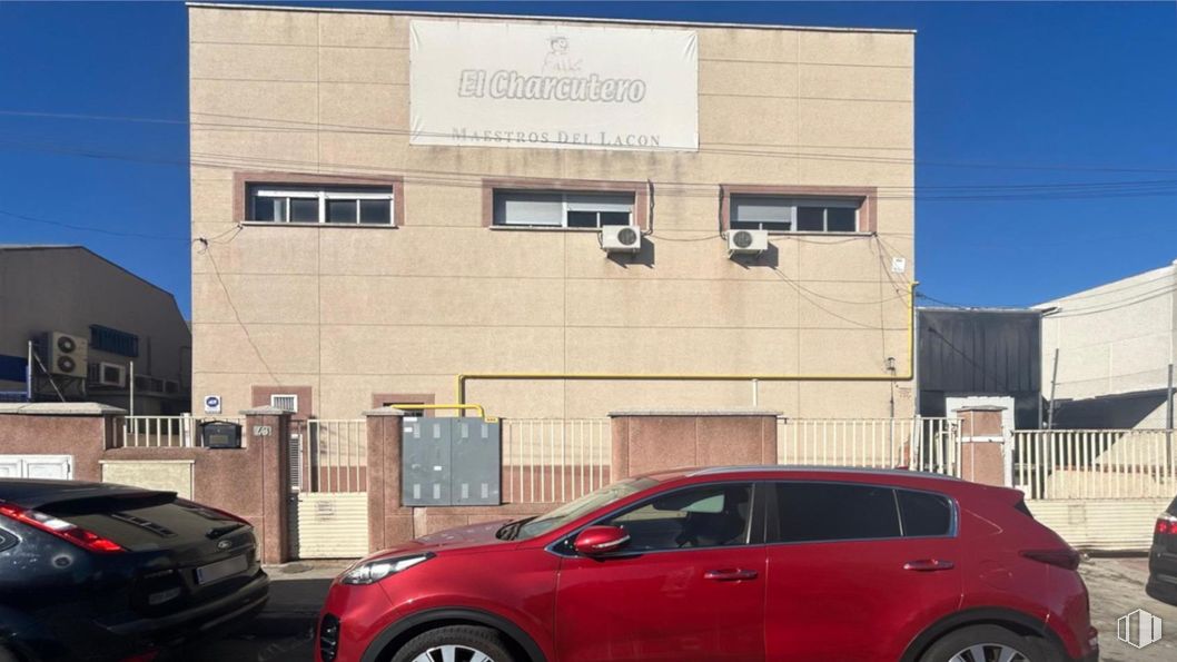 Nave en venta en Polígono industrial San José de Valderas, Leganés, Madrid, 28917 con coche, ventana, edificio, puerta, neumático, iluminación del automóvil, luz de estacionamiento, luces traseras y de freno, aparcamiento y matrícula del vehículo alrededor