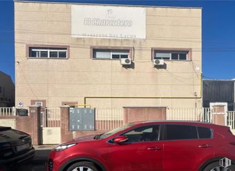 Nave en venta en Polígono industrial San José de Valderas, Leganés, Madrid, 28917 con coche, ventana, edificio, puerta, neumático, iluminación del automóvil, luz de estacionamiento, luces traseras y de freno, aparcamiento y matrícula del vehículo alrededor