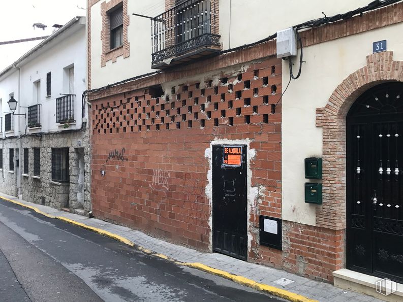 Retail for rent at Calle Pizarro, 31, Pedrezuela, Madrid, 28723 with window, door, building, road surface, brickwork, wood, brick, neighbourhood, asphalt and residential area around