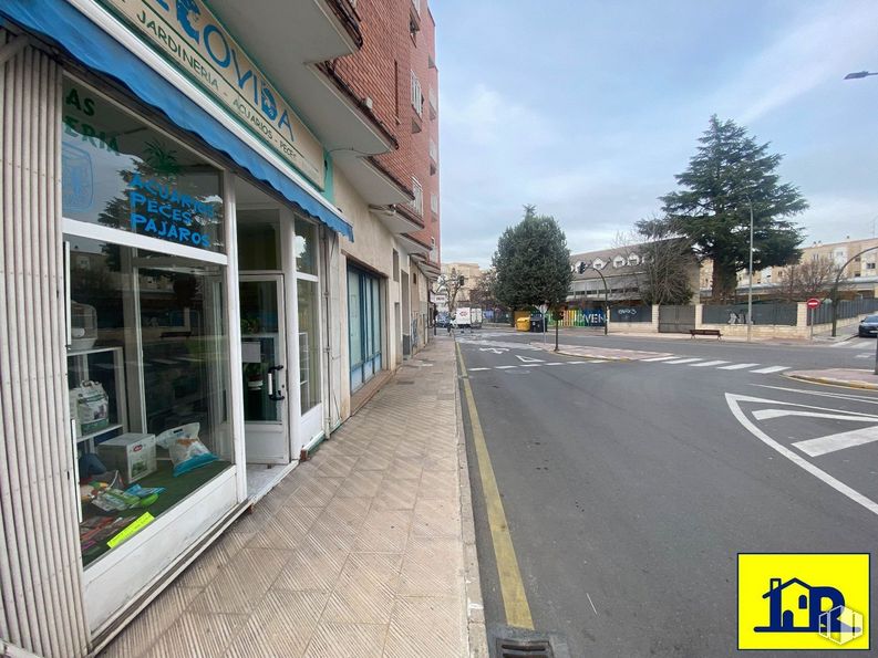 Retail for sale & for rent at Zona Reyes Católicos, Cuenca, 16003 with building, property, sky, cloud, road surface, architecture, asphalt, tree, wheel and urban design around