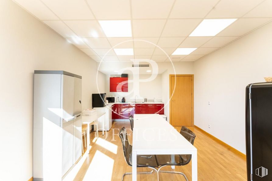 Oficina en venta en Paseo Castellana, Tetuán, Madrid, 28046 con silla, mesa, ebanistería, edificio, propiedad, accesorio, madera, alumbrado, naranja y mesa de cocina y comedor alrededor