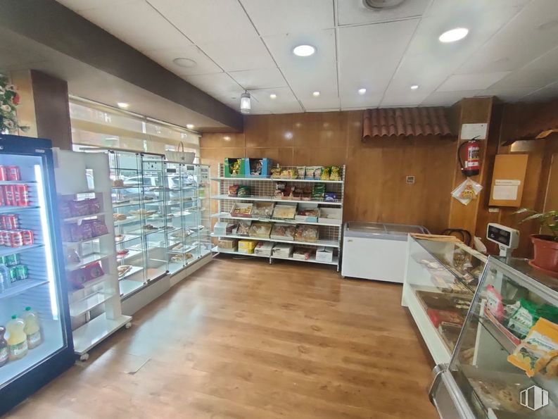 Local en alquiler en Calle Esteban Collantes, Ciudad Lineal, Madrid, 28017 con mueble, estante, estantería, interiorismo, venta al por menor, techo, tienda, edificio comercial, vitrina y vidrio alrededor