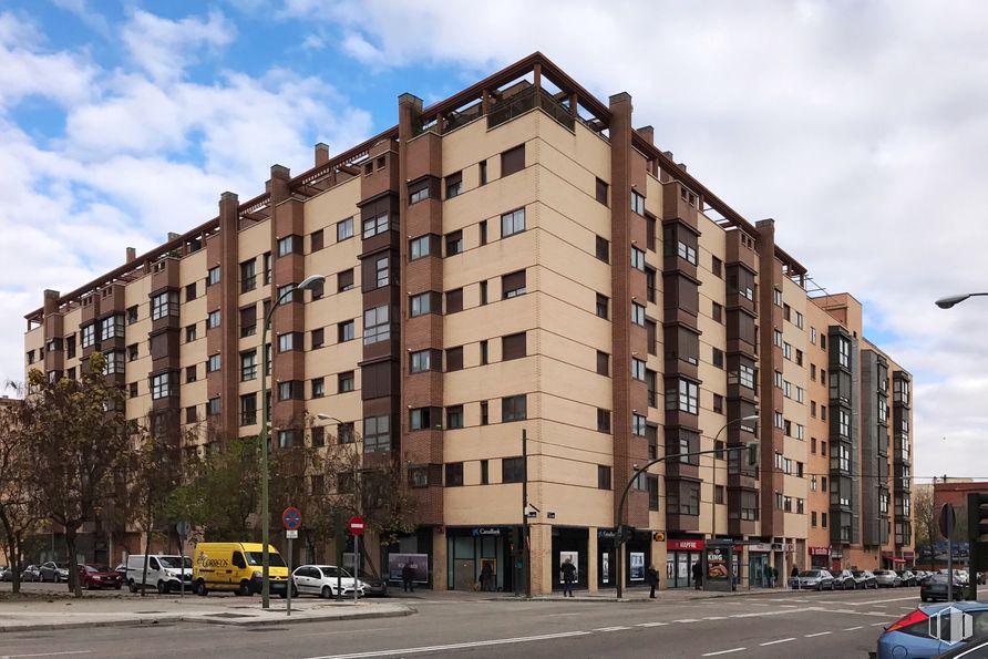 Retail for sale & for rent at Calle Alfonso Gomez, 61, San Blas - Canillejas, Madrid, 28037 with building, car, cloud, sky, land vehicle, property, window, street light, vehicle and tower block around