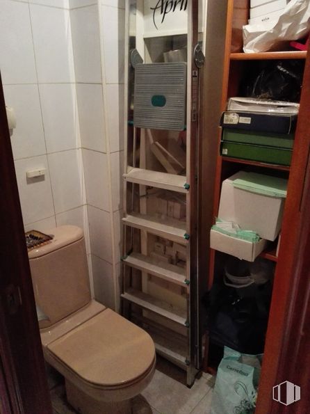 Retail for sale at Zona Juzgados, Móstoles, Madrid, 28931 with toilet, closet, shelf, wood, shelving, floor, hardwood, flooring, publication and chair around