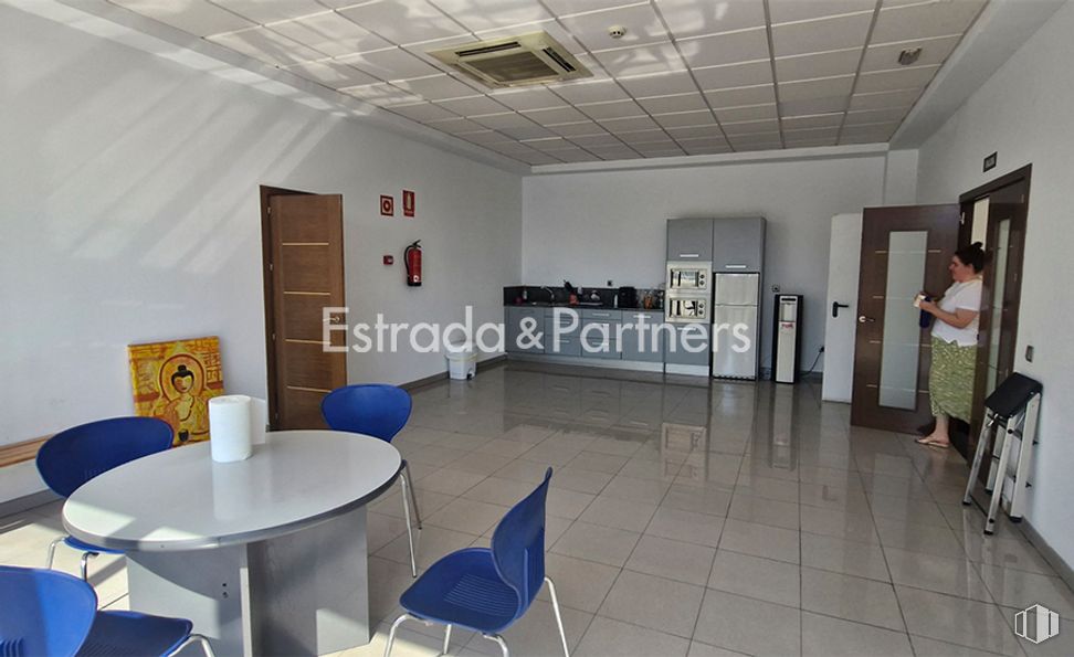 Nave en alquiler en Avenida Cantueña, Fuenlabrada, Madrid, 28947 con silla, persona, ropa, mesa, puerta, mesa, mueble, propiedad, interiorismo y suelos alrededor