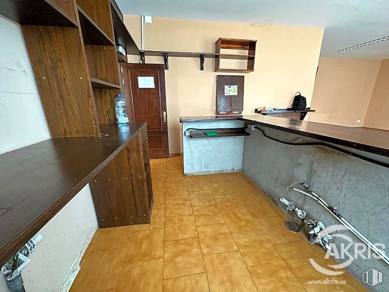 Retail for sale at Zona centro, Argés, Toledo, 45122 with cabinetry, countertop, wood, interior design, kitchen, flooring, floor, kitchen appliance, wall and hardwood around