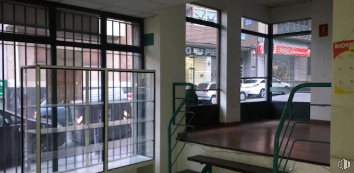 Retail for sale & for rent at Calle Escultor Marinas, Segovia, 40002 with building, fixture, door, interior design, house, glass, automotive exterior, flooring, table and metal around