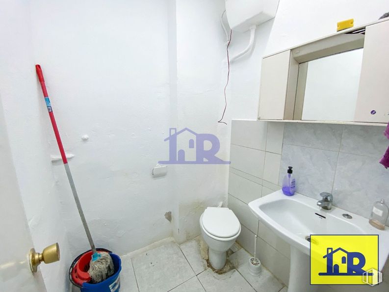 Retail for rent at Paseo San Antonio, Cuenca, 16003 with toilet, floor, flooring, toilet seat, plumbing fixture, bathroom, plumbing, room, tile and tile flooring around