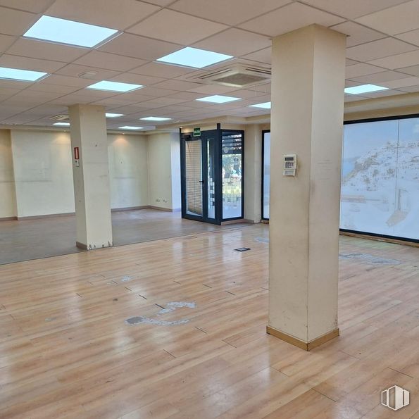 Retail for rent at Avenida Pablo Iglesias, Alcobendas, Madrid, 28100 with lighting, light fixture, flooring, floor, wood, ceiling, interior design, wood flooring, hall and composite material around