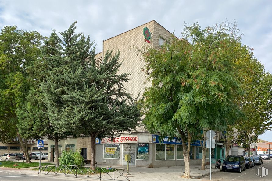 Retail for sale at Calle Quiñón, 8, San Martín de la Vega, Madrid, 28330 with building, car, sky, plant, cloud, property, street light, tree, architecture and urban design around