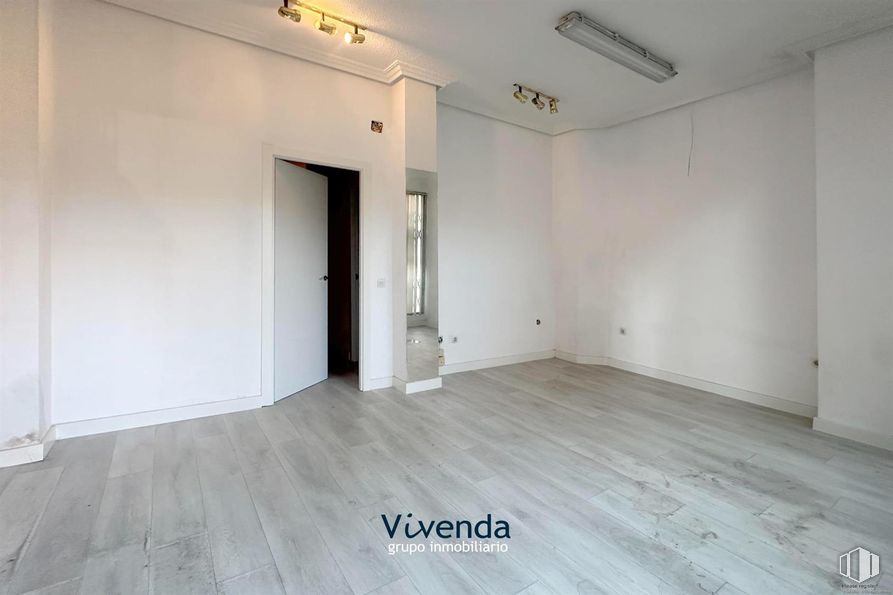 Retail for rent at Zona centro, Móstoles, Madrid, 28937 with lighting, light fixture, floor, flooring, wood, wood flooring, interior design, ceiling, laminate flooring and room around