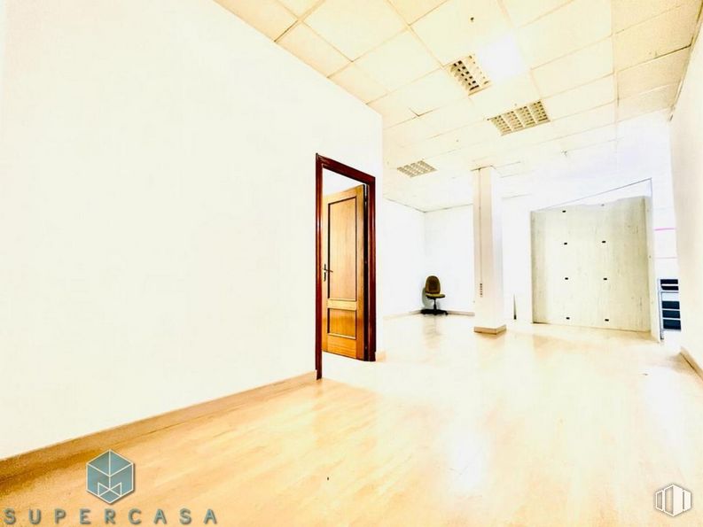 Retail for sale & for rent at Ronda Buenavista, Toledo, 04005 with door, building, fixture, interior design, wood, hall, flooring, floor, art and paint around