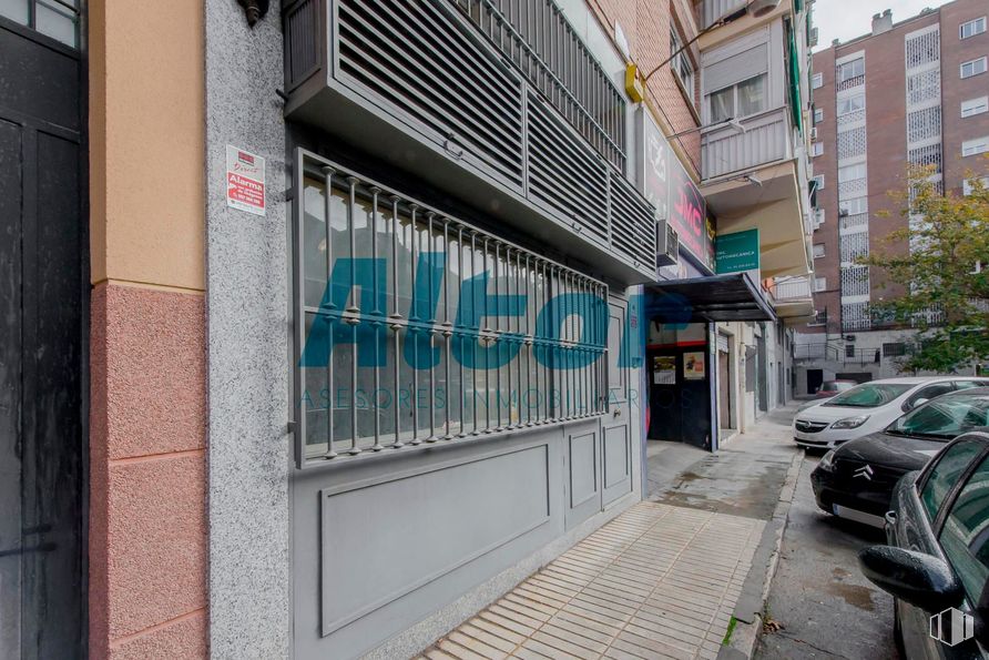 Local en venta en Calle de Alejandro Rodríguez, Tetuán, Madrid, 28039 con coche, edificio, luz de estacionamiento, iluminación del automóvil, material compuesto, edificio comercial, luces traseras y de freno, apartamento, coche familiar y condominio alrededor