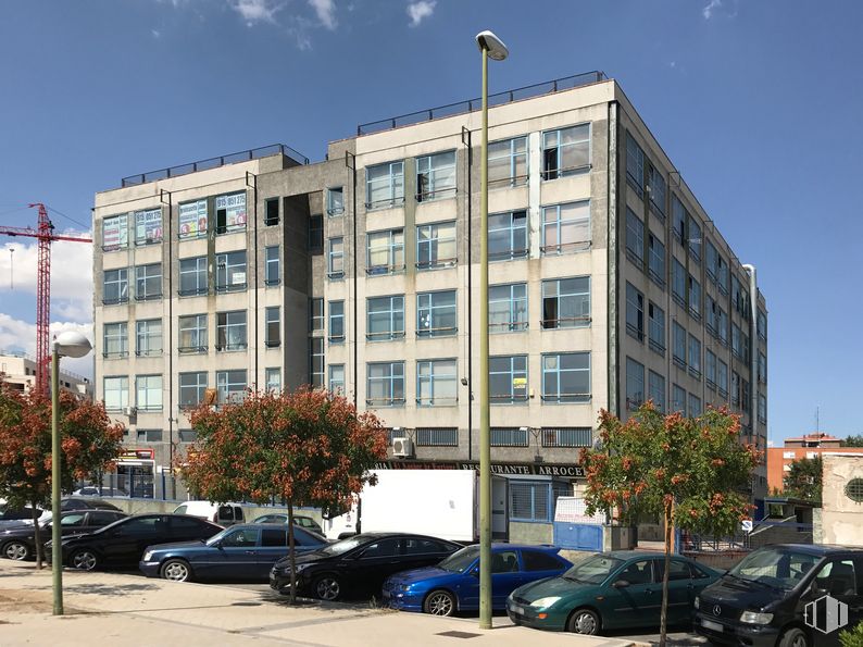 Nave en venta en Calle Arroyo Bueno, 2B, Villaverde, Madrid, 28021 con coche, edificio, cielo, rueda, neumático, vehículo terrestre, propiedad, nube, luz de la calle y ventana alrededor