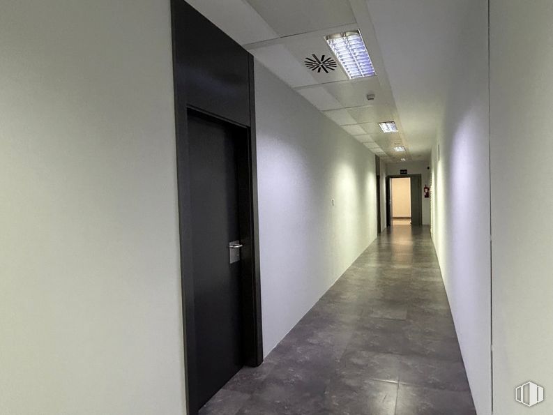 Oficina en alquiler en Edificio A, Calle Anabel Segura, 11, Alcobendas, Madrid, 28109 con lámpara, alumbrado, accesorio, hall, suelos, techo, vidrio, espacio, puerta y evento alrededor