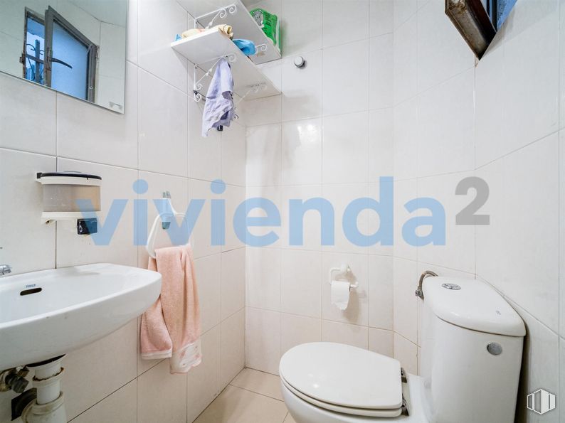 Local en venta en Calle Espronceda, Chamberí, Madrid, 28003 con inodoro, fregadero, toalla, accesorios de fontanería, propiedad, grifo, blanco, asiento del inodoro, cuarto de baño y producto alrededor