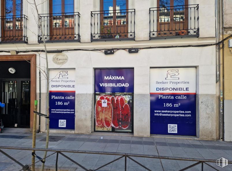 Retail for sale at Calle Carranza, 15, Centro, Madrid, 28004 with window, building, font, facade, real estate, city, wood, signage, rectangle and street around