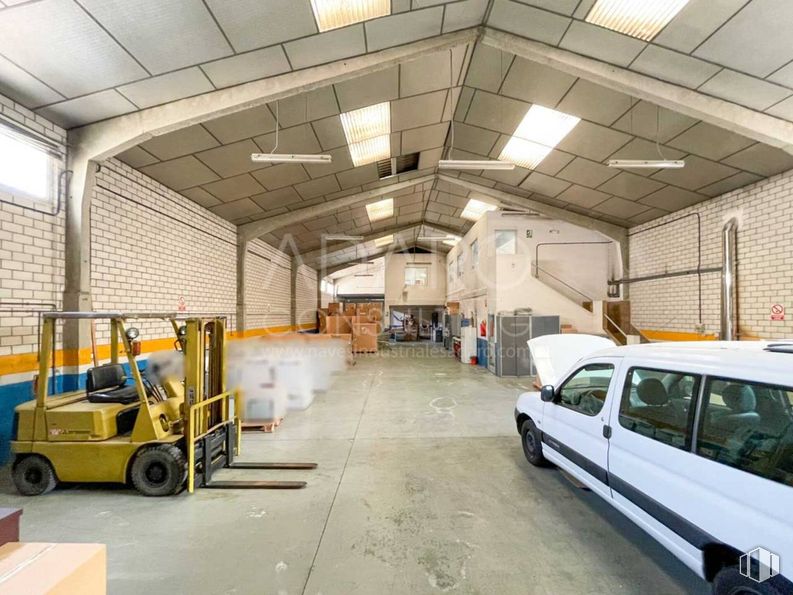 Industrial for sale at Calle Sierra de Guadarrama, San Fernando de Henares, Madrid, 28830 with car, wheel, tire, window, floor, ceiling, warehouse, machine, commercial vehicle and light commercial vehicle around