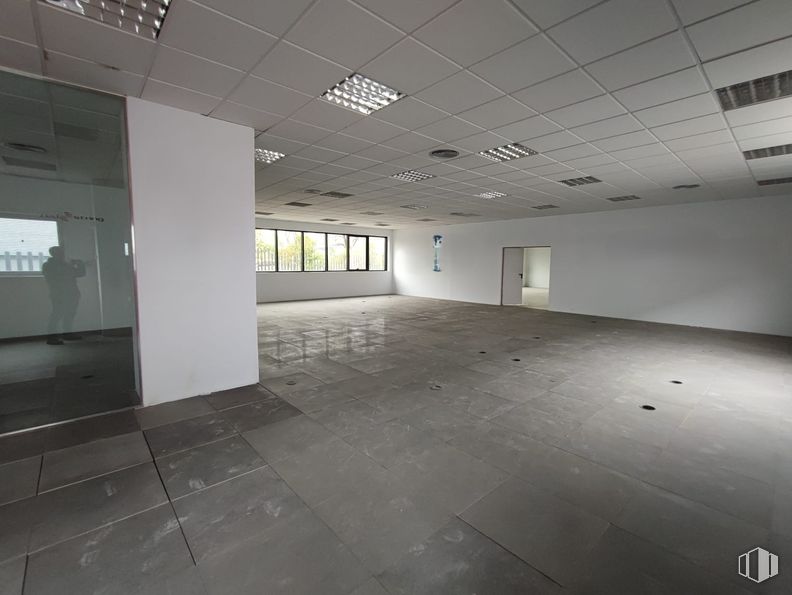 Office for rent at Centro Empresarial Augusta, Avenida Vía Láctea, 1, San Fernando de Henares, Madrid, 28830 with window, flooring, floor, ceiling, interior design, composite material, hall, tile flooring, glass and concrete around