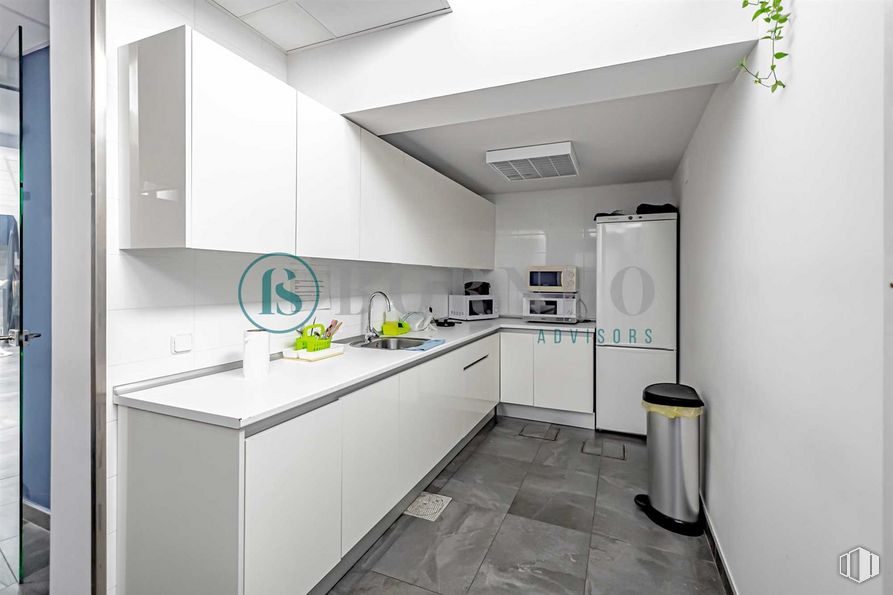 Oficina en venta en Calle Robledillo, 9, Chamberí, Madrid, 28003 con refrigerador, contenedor de basura, ebanistería, edificio, grifo, fregadero, accesorio, interiorismo, casa y accesorios de fontanería alrededor