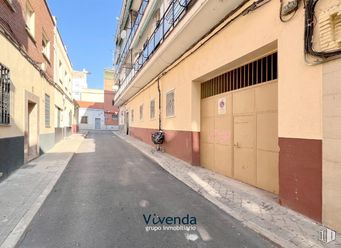 Retail for sale at Zona Villaverde Alto, Villaverde, Madrid, 28021 with building, road surface, road, street, neighbourhood, asphalt, town, residential area, sidewalk and human settlement around