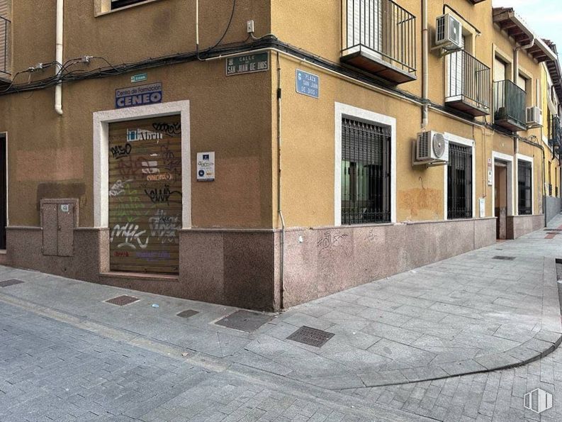 Local en alquiler en Calle San Juan de Dios, Guadalajara, 19001 con ventana, edificio, superficie de la carretera, barrio, ladrillo, madera, diseño urbano, fachada, inmobiliario y asfalto alrededor