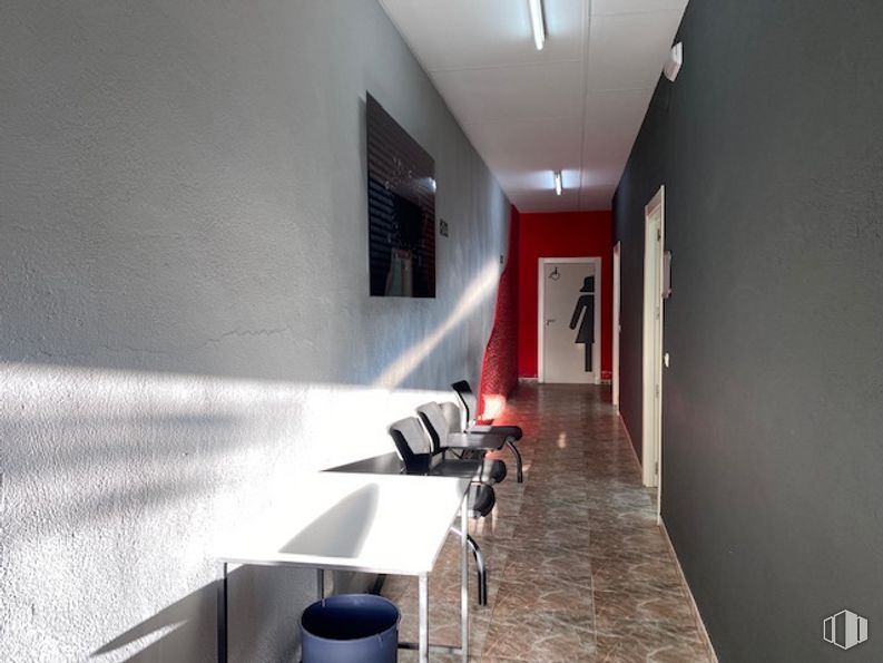 Retail for rent at Calle Escuelas, Sonseca, Toledo, 45100 with chair, table, lighting, interior design, building, floor, flooring, wall, material property and hall around