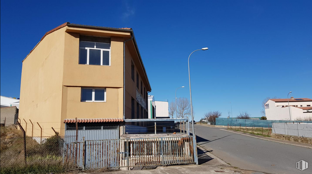 Industrial for sale at Calle de la Calera, El Barco de Ávila, Ávila, 05600 with window, building, house, street light, sky, plant, land lot, road surface, wood and asphalt around