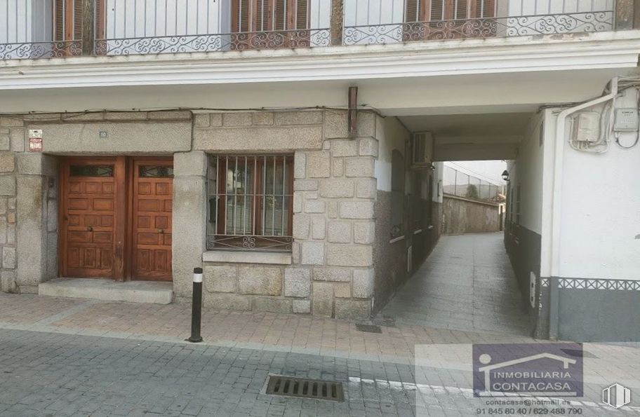 Local en alquiler y venta en Plaza Pueblo, 10, Colmenar Viejo, Madrid, 28770 con ventana, puerta, edificio, superficie de la carretera, accesorio, zona residencial, fachada, inmobiliario, ladrillo y madera alrededor