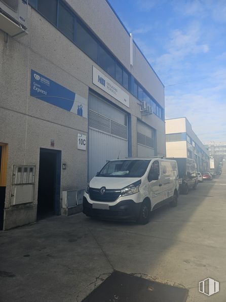 Industrial for sale at Avenida Somosierra, San Sebastián de los Reyes, Madrid, 28700 with van, wheel, tire, car, door, motor vehicle, automotive exterior, commercial vehicle, automotive parking light and light commercial vehicle around