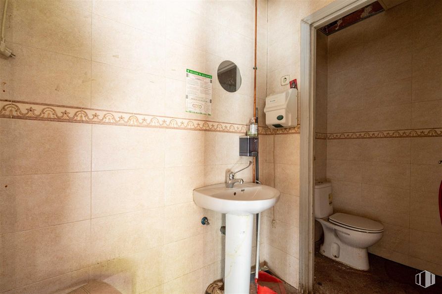 Retail for rent at Avenida Doctor García Tapia, Moratalaz, Madrid, 28030 with toilet, sink, plumbing fixture, tap, property, building, bathroom sink, bathroom, mirror and house around