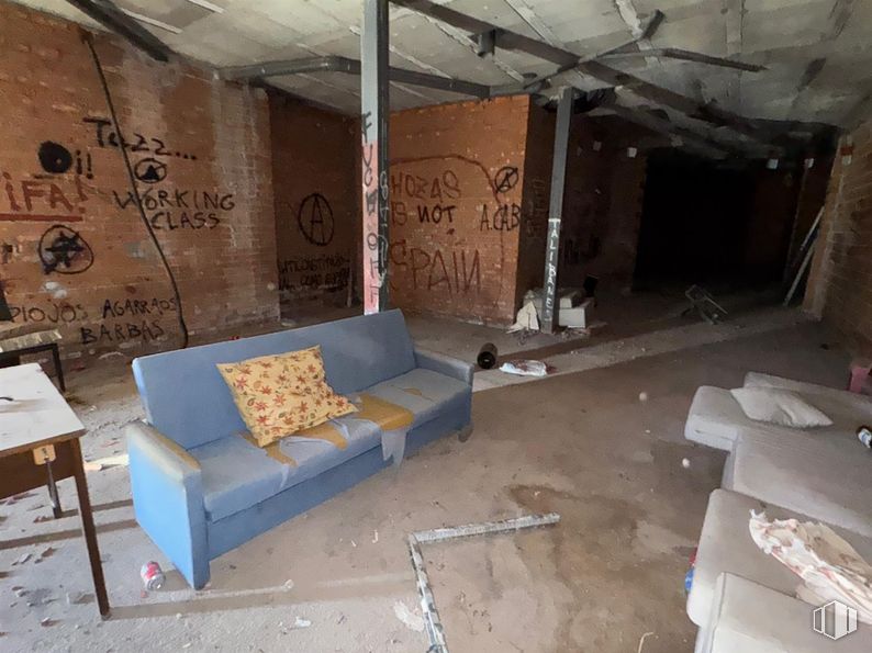 Local en venta en Calle Matadero, 30, Chozas de Canales, Toledo, 45960 con mesa, cojín, sofá, almohada, mueble, pared, suelos, suelo, techo y silla alrededor