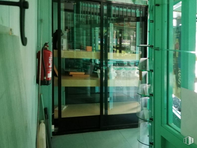 Retail for sale at Zona Centro, Sevilla la Nueva, Madrid, 28609 with door, building, fixture, vehicle door, gas, machine, glass, metal, public transport and telephone booth around