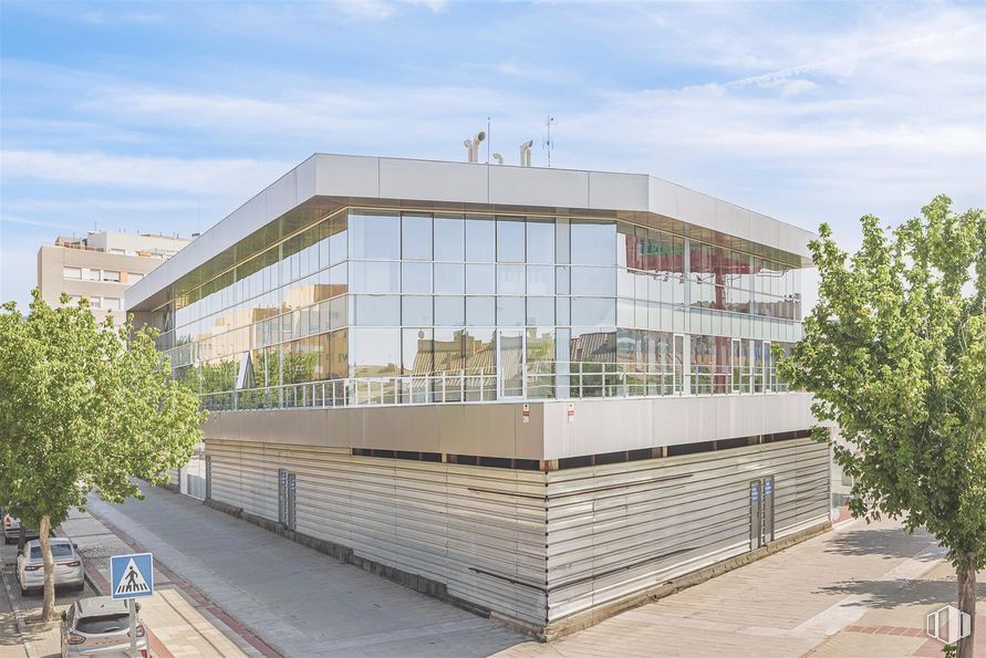 Local en alquiler en Edificio Leguario, Avenida del Leguario, 49, Parla, Madrid, 28980 con cielo, nube, arquitectura, diseño urbano, árbol, sombra, fachada, edificio comercial, ciudad y uso mixto alrededor