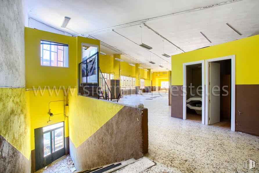 Nave en alquiler y venta en Calle Talamanca, Fuente el Saz de Jarama, Madrid, 28140 con ventana, accesorio, interiorismo, amarillo, piso, suelo, bienes raíces, fachada, techo y pasillo alrededor