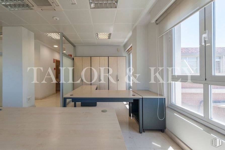 Oficina en venta en Paseo Castellana, Chamartín, Madrid, 28046 con ventana, escritorio, mesa, mesa, edificio, accesorio, interiorismo, madera, suelo y suelos alrededor