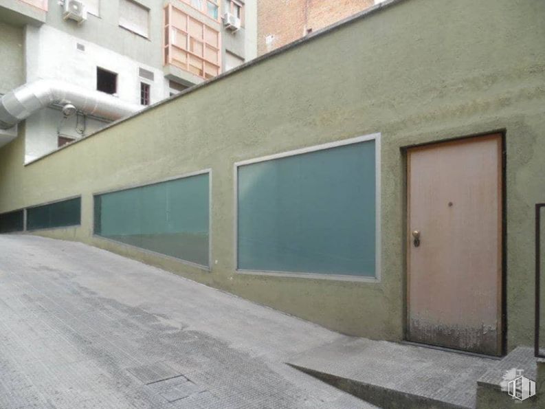 Retail for sale at Calle O´Donnell, Salamanca, Madrid, 28009 with door, window, wall, floor, composite material, concrete, building material, daylighting, plaster and transparency around