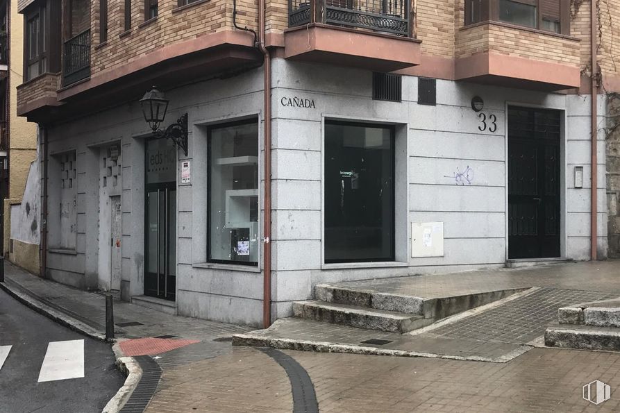 Local en venta en Calle Cañada, Manzanares el Real, Madrid, 28410 con puerta, pared, superficie de la carretera, zona urbana, ciudad, fachada, barrio, calle, acera y diseño urbano alrededor