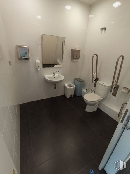 Retail for rent at Zona Plazuela de la vaca, Ávila, 05003 with toilet, sink, plumbing fixture, property, bathroom sink, tap, bathroom, toilet seat, building and purple around