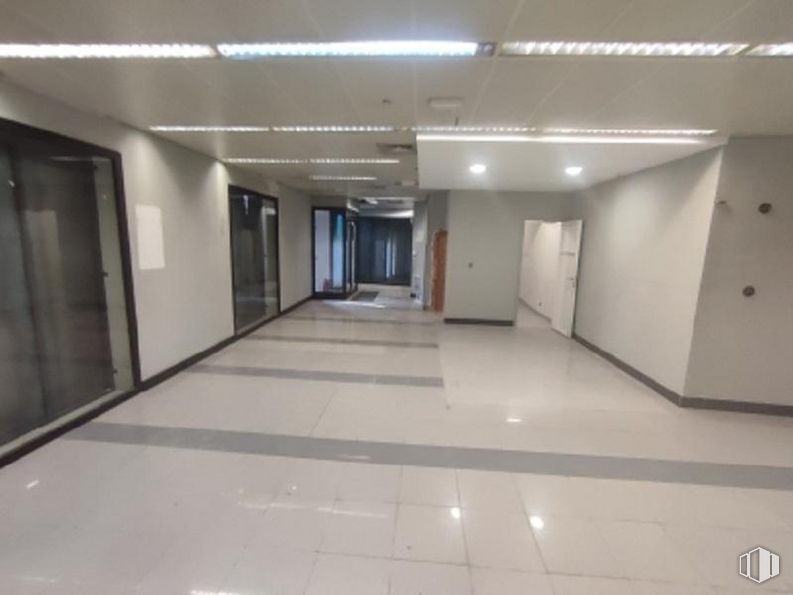 Local en venta en Plaza Constitución, 5, Getafe, Madrid, 28901 con edificio, accesorio, puerta, pasillo, piso, pavimentos, vidrio, techo, aluminio y habitación alrededor