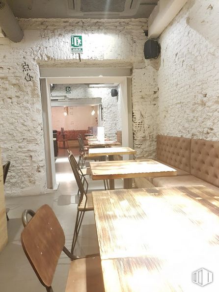 Retail for rent at Zona Sol, Centro, Madrid, 28013 with chair, table, furniture, wood, interior design, flooring, floor, beam, building and hardwood around