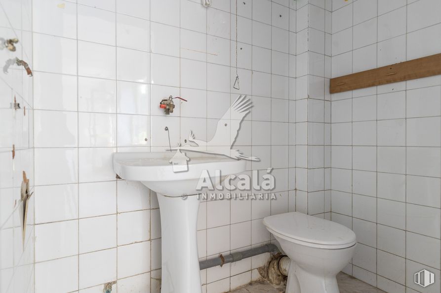 Retail for sale at Zona Rinconada, Alcalá de Henares, Madrid, 28803 with toilet, tap, property, sink, plumbing fixture, bathroom sink, bathroom, purple, building and fluid around