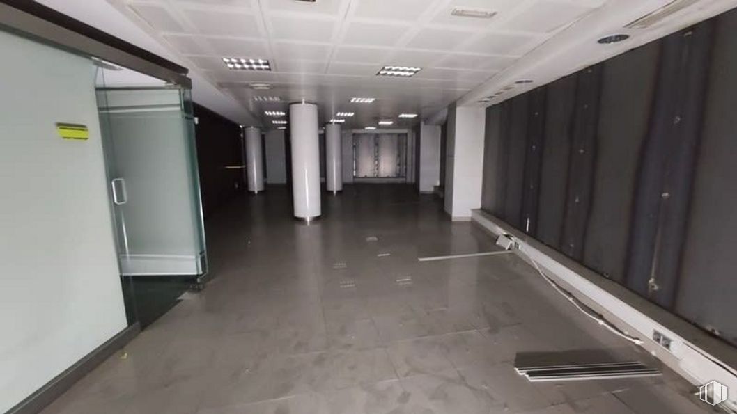 Local en alquiler y venta en Calle Balandro, Barajas, Madrid, 28042 con edificio, accesorio, piso, pavimentos, pasillo, techo, material compuesto, puerta, aluminio y metal alrededor