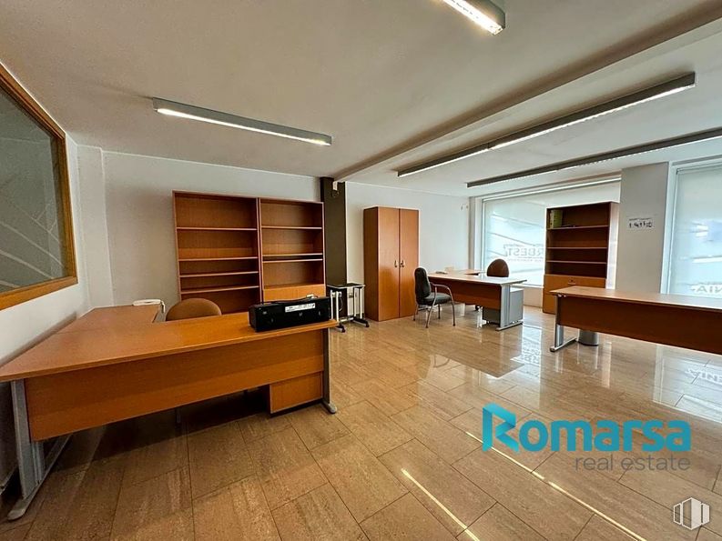 Retail for rent at Paseo San Roque, Ávila, 05003 with desk, chair, light fixture, lighting, window, furniture, table, building, wood and interior design around