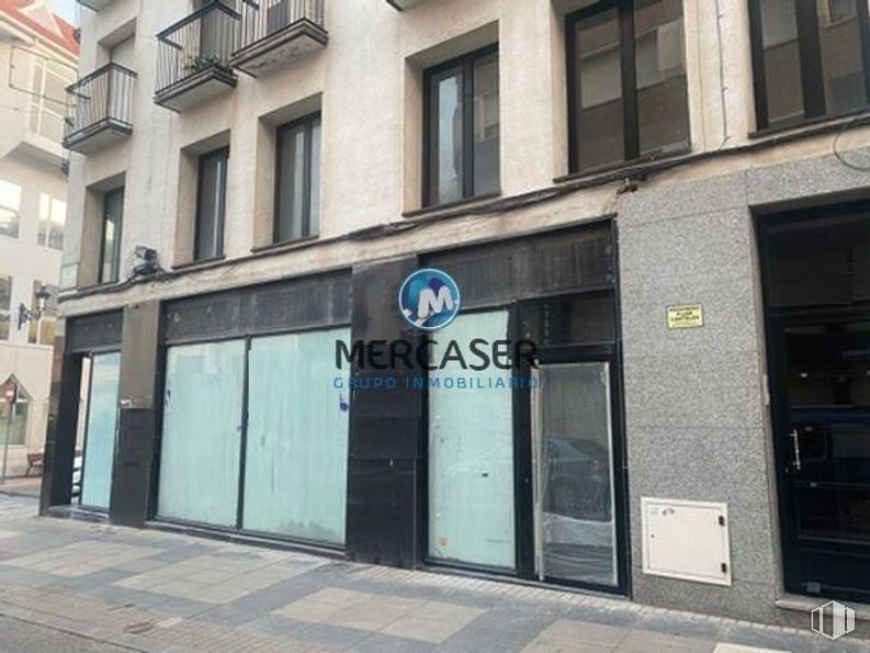 Retail for sale at Calle Real, 2, Arganda del Rey, Madrid, 28500 with window, door, commercial building and sidewalk around