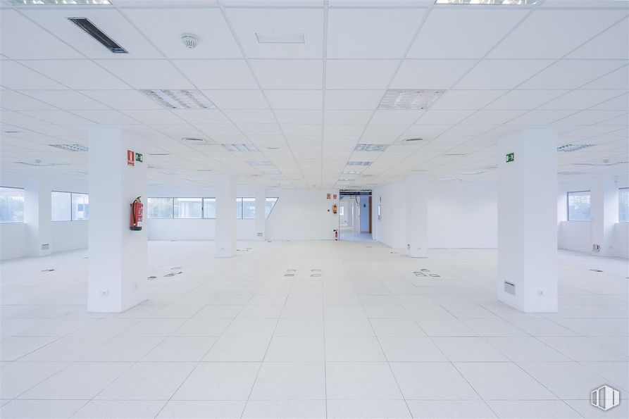 Oficina en alquiler en Ronda Poniente, 3, Tres Cantos, Madrid, 28760 con accesorio, edificio, suelos, techo, gas, espacio, vidrio, ingeniería, material compuesto y evento alrededor