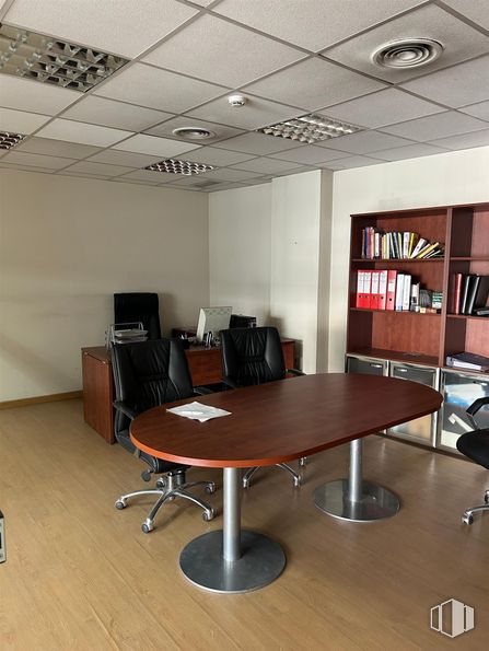 Industrial for sale at Calle Luis I, Villa de Vallecas, Madrid, 28031 with desk, bookcase, table, furniture, office chair, interior design, building, flooring, chair and floor around