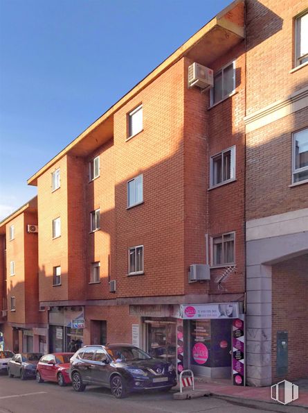 Retail for sale & for rent at Cuesta San Francisco, 15, Las Rozas de Madrid, Madrid, 28230 with car, building, window, wheel, sky, tire, property, vehicle, urban design and neighbourhood around