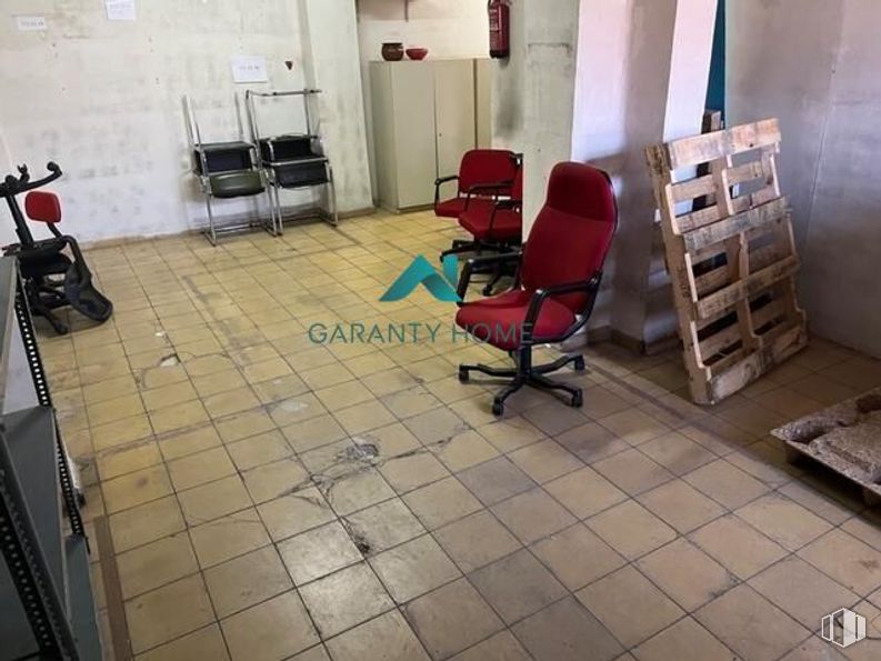 Retail for rent at Zona Puerta del Angel, La Latina, Madrid, 28011 with chair, furniture, flooring, floor, armrest, building, office chair, hardwood, wood and living room around